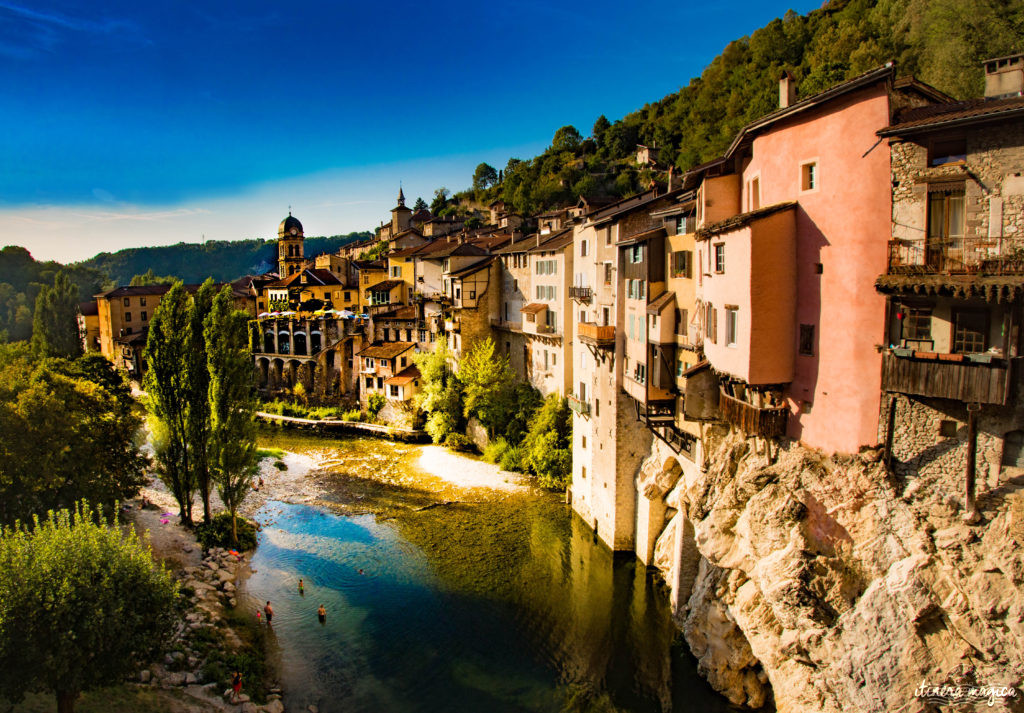 Que voir dans le Vercors et le Royans? Randonnées secrètes, cascades émeraude, routes vertigineuses, patrimoine rare, découvrez les secrets du Vercors.