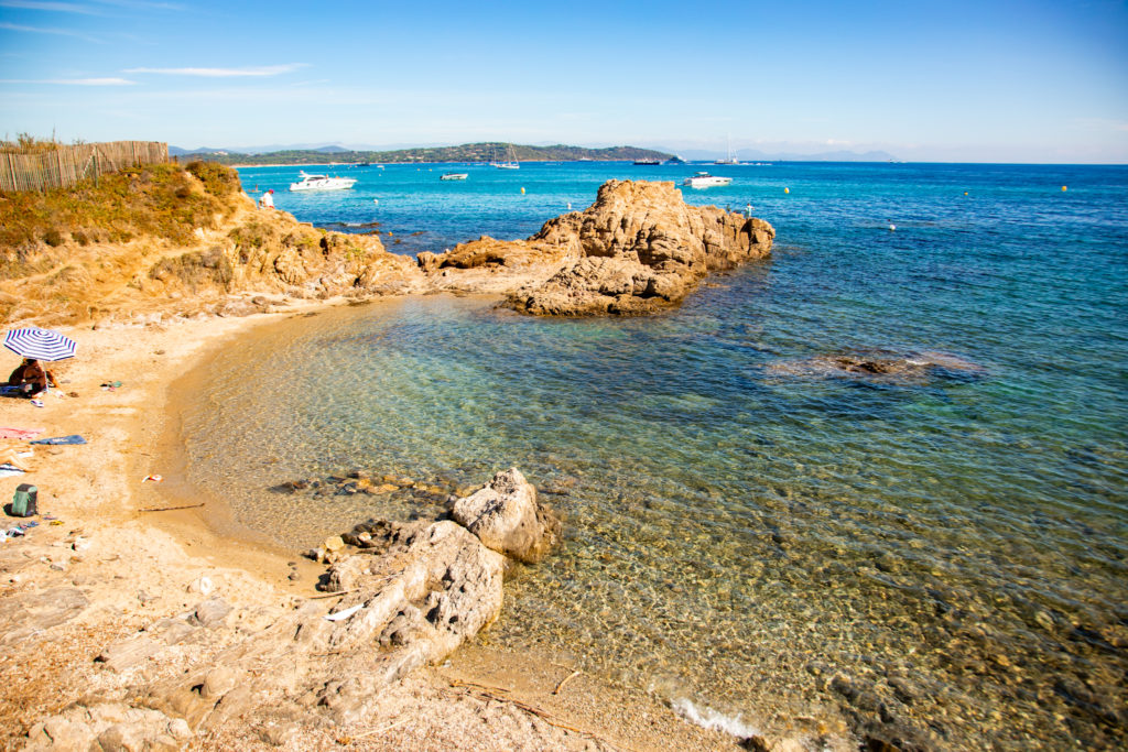Saint-Tropez sans se ruiner ? Un séjour au Sentier des Pins à Ramatuelle : plage de Pampelonne, Côte d'Azur en beauté et bons plans pour prolonger l’été.