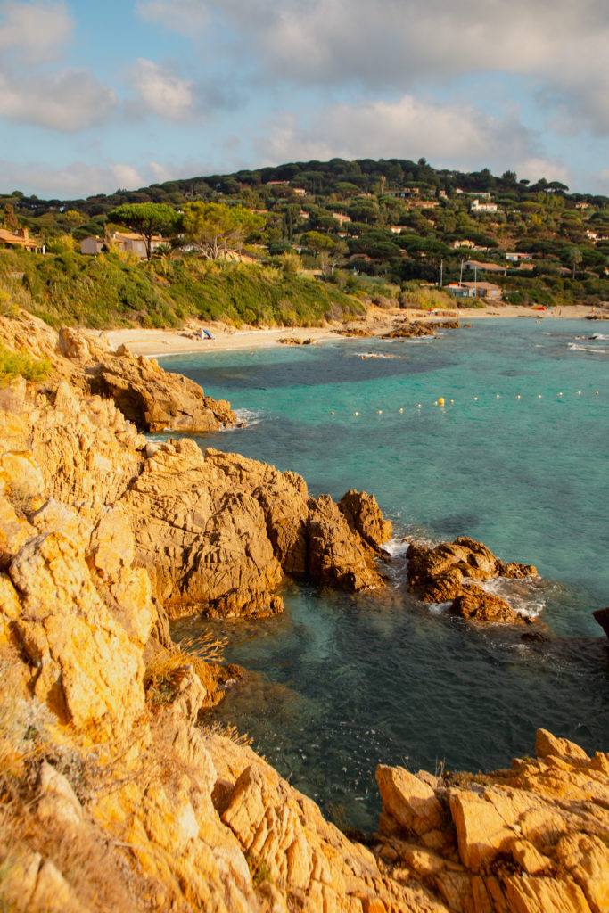 Saint-Tropez sans se ruiner ? Un séjour au Sentier des Pins à Ramatuelle : plage de Pampelonne, Côte d'Azur en beauté et bons plans pour prolonger l’été.
