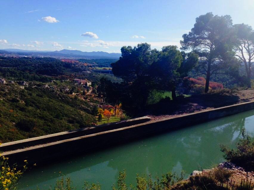 Am Äquadukt von Roquefavour, die Sicht auf das weite Tal von Aix