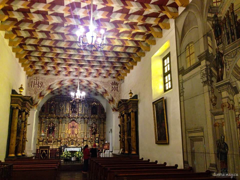 L'église de la mission. Mobilier européen baroque, toit décoré selon les techniques des Ohlone.