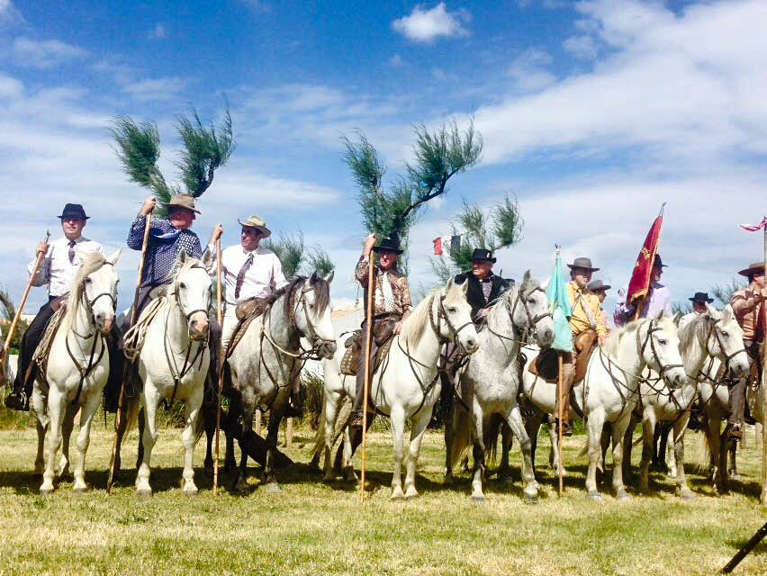 La Nacioun Gardiano, die stolze Zunft der Schimmelreiter der Camargue.