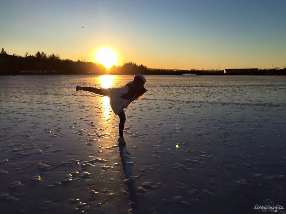 Ambre dansant sur la glace, à Reykjavik.