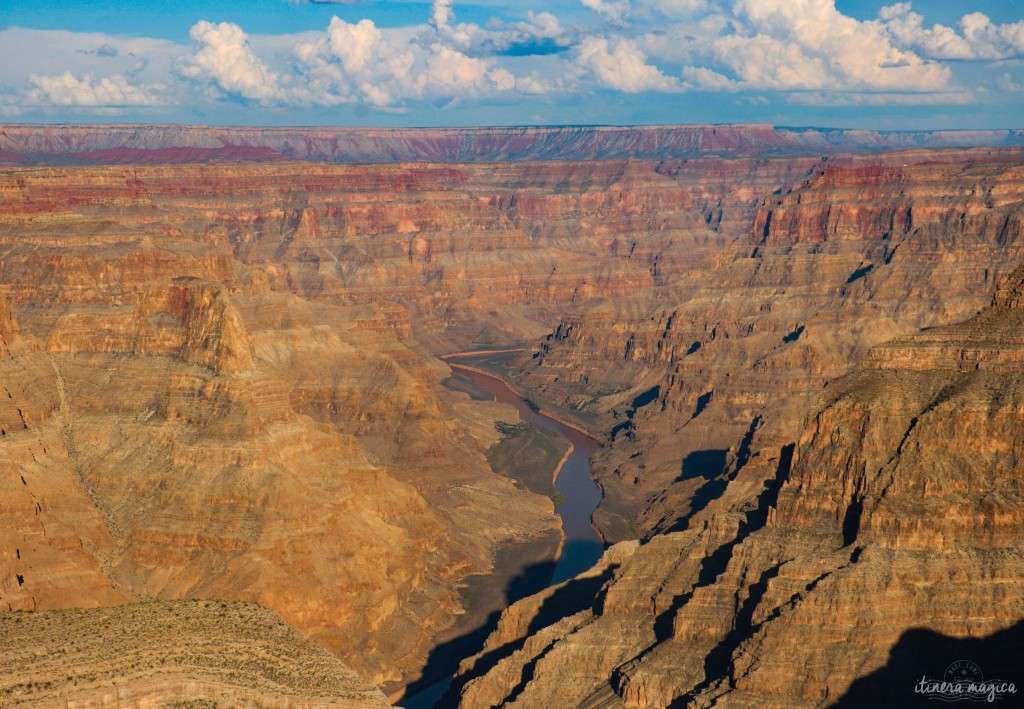 Pour tout amoureux de l’Ouest américain, l’Arizona est un rêve éveillé. Vertige des grandes espaces, folies géologiques, canyons titanesques, cactus à perte de vue, cow-boys et routes filant vers le crépuscule, tout est à la hauteur de l’imaginaire. Parcourir l’Arizona c’est entrer dans un décor de cinéma où l’horizon est infini et la vie, sans limites. Itinera Magica