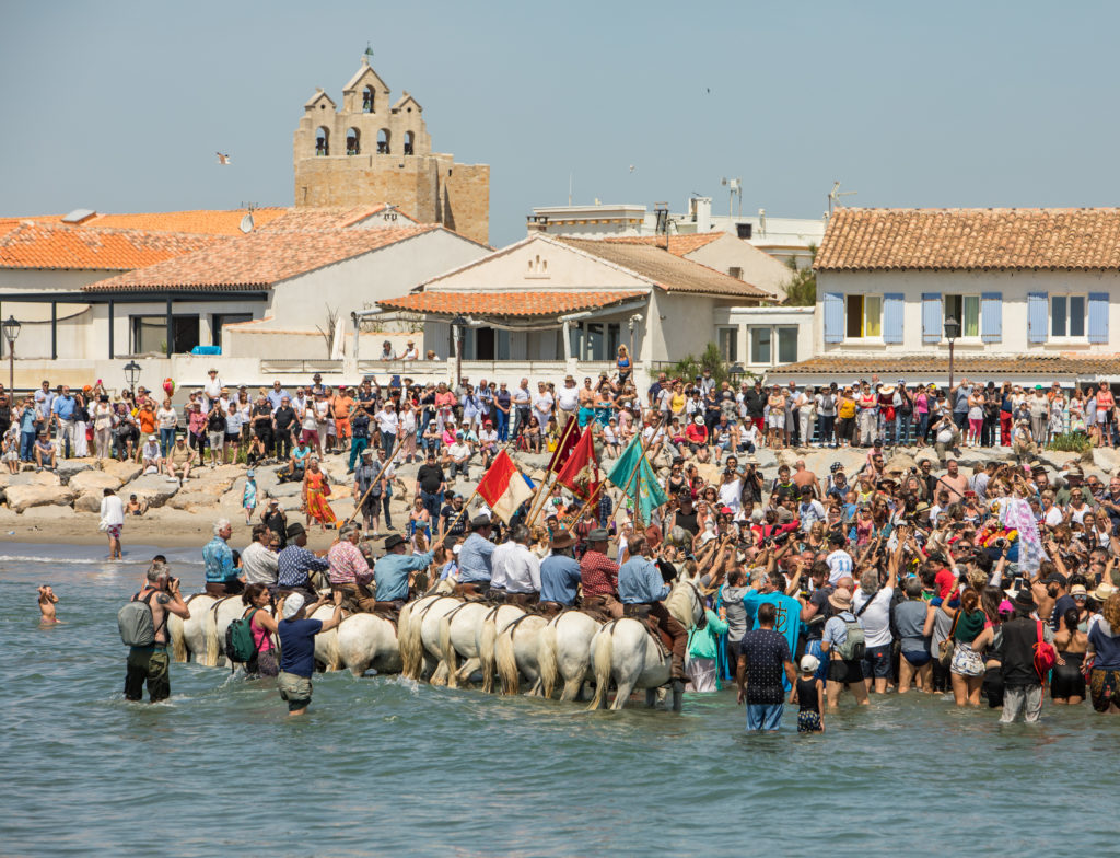 Pèlerinages des Gitans et des provençaux aux Saintes Maries de la Mer