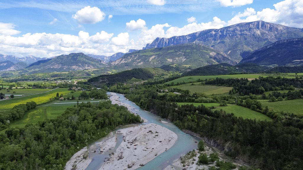 Explorer la Drôme à vélo : sublime voyage dans le Diois avec Allibert Trekking, entre montagnes du Vercors et rivière turquoise.