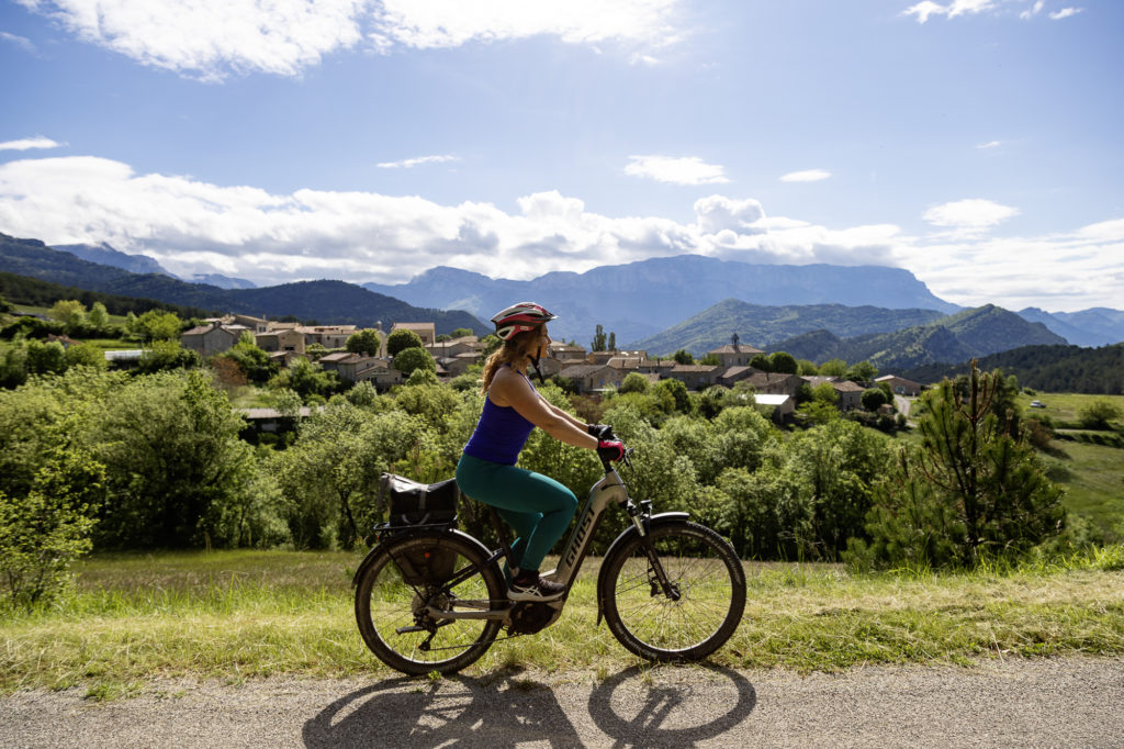 Explorer la Drôme à vélo : sublime voyage dans le Diois avec Allibert Trekking, entre montagnes du Vercors et rivière turquoise.