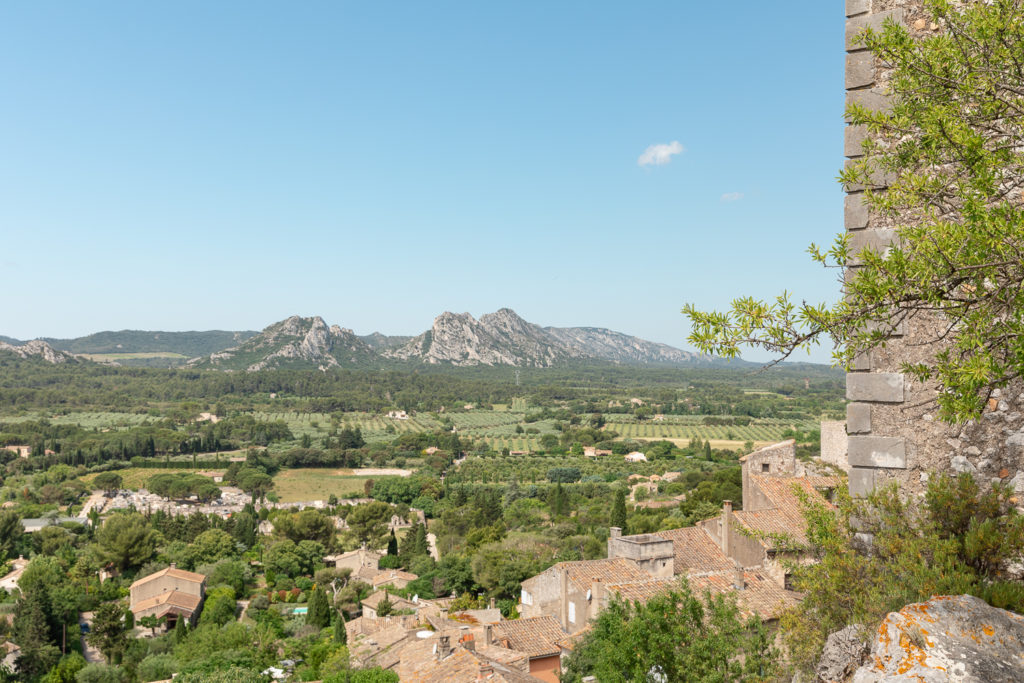 Road trip rétro en voiture ancienne dans les Alpilles : que voir dans les Alpilles ? Explorer les Alpilles en 2 CV