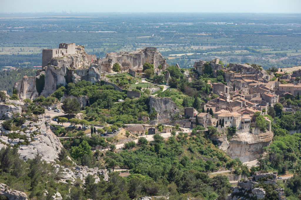 Road trip rétro en voiture ancienne dans les Alpilles : que voir dans les Alpilles ? Explorer les Alpilles en 2 CV