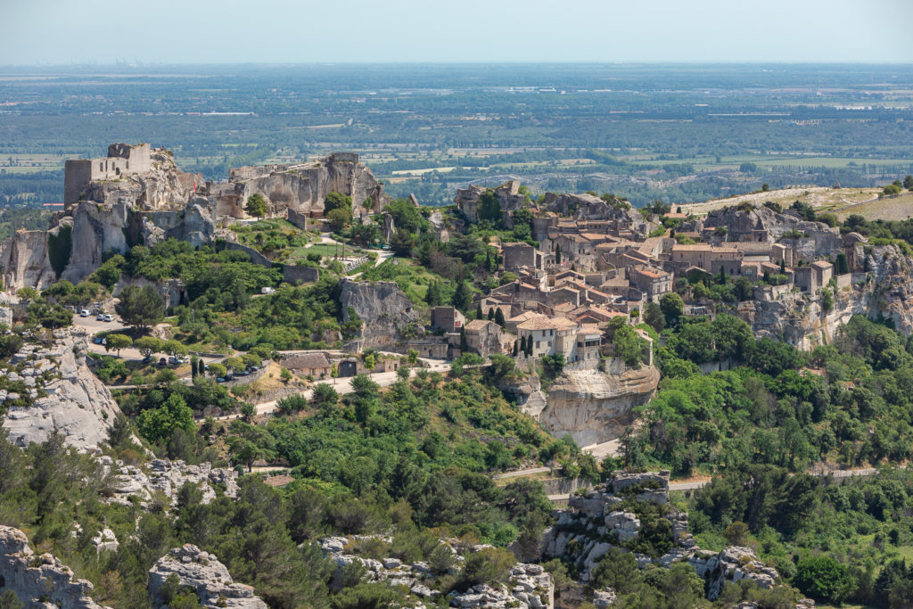 Road trip rétro en voiture ancienne dans les Alpilles : que voir dans les Alpilles ? Explorer les Alpilles en 2 CV