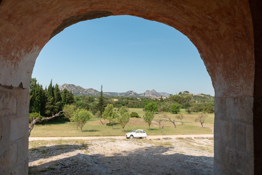 Road trip rétro en voiture ancienne dans les Alpilles : que voir dans les Alpilles ? Explorer les Alpilles en 2 CV