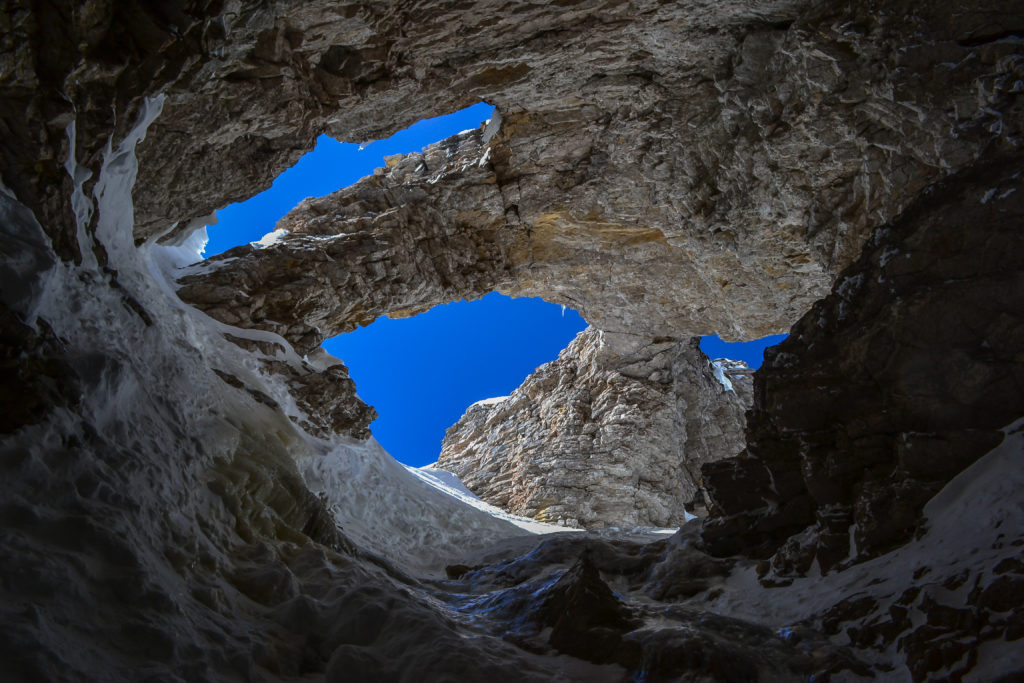 Explorer les chourums du Dévoluy : via souterrata, ski de rando, spéléologie...