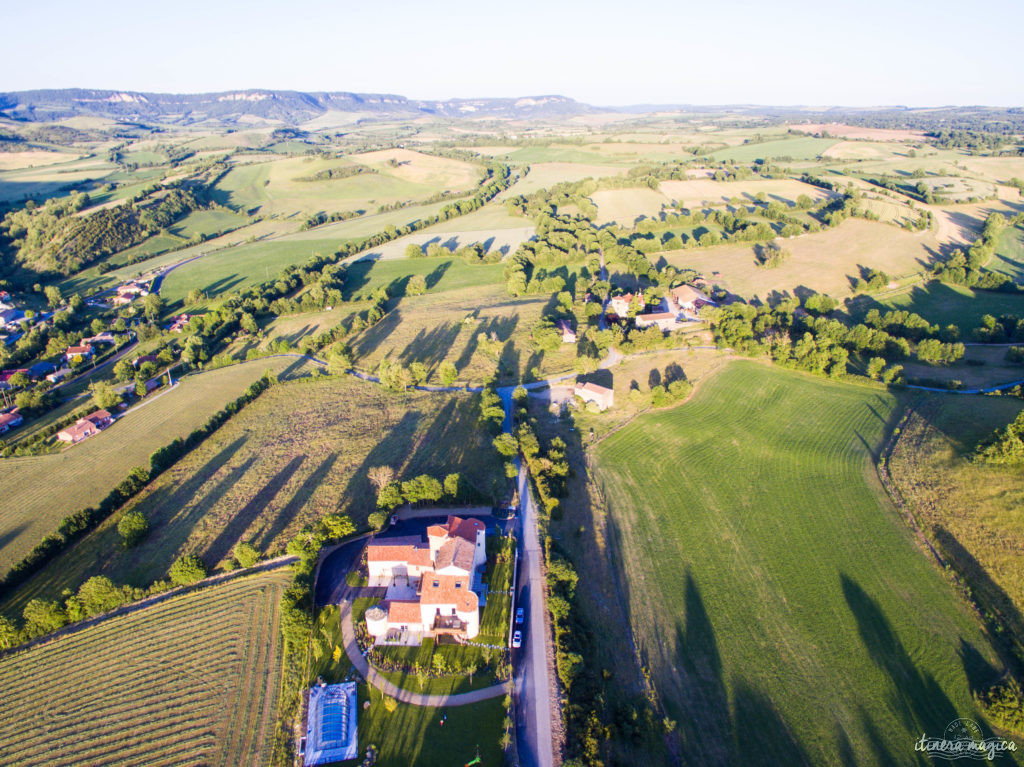 Un gîte de luxe en Aveyron et un projet collectif solidaire porté par tout un village ? Ne cherchez plus ! Bienvenue au Castel d'Alzac !