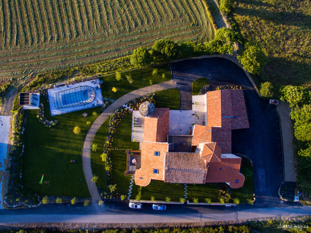 Un gîte de luxe en Aveyron et un projet collectif solidaire porté par tout un village ? Ne cherchez plus ! Bienvenue au Castel d'Alzac !