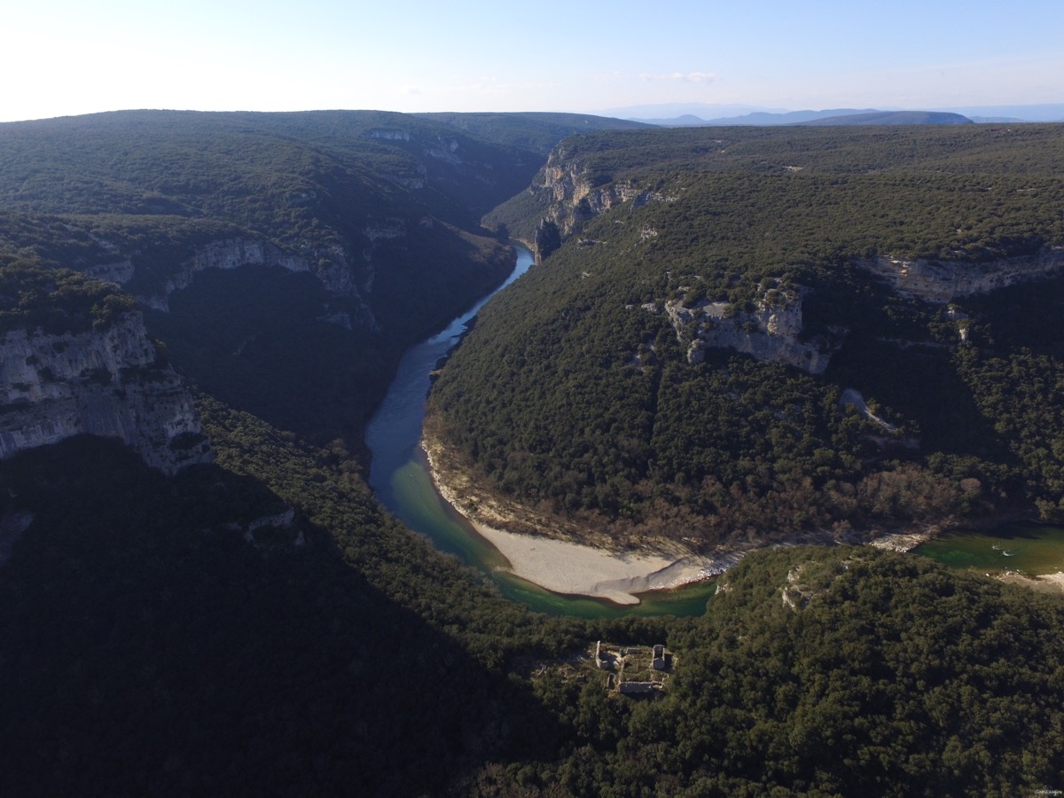 Maladrerie des templiers dans les gorges de l'Ardèche. Drone gorges de l'Ardèche