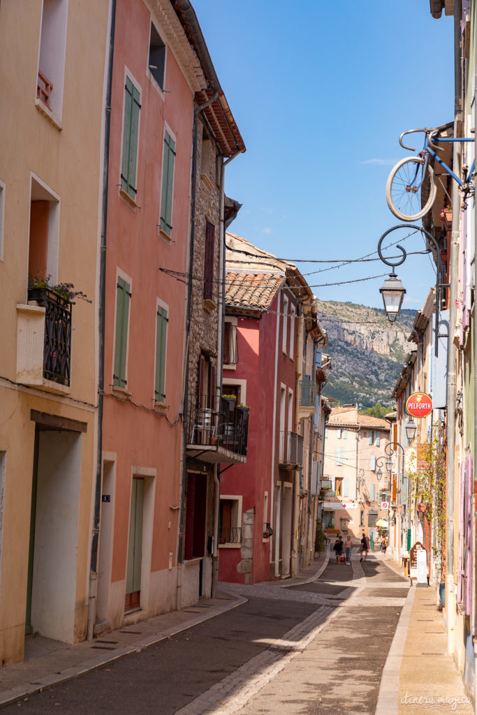 Sur la route de l'olivier en Baronnies provençales.