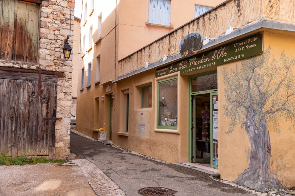 Sur la route de l'olivier en Baronnies provençales.