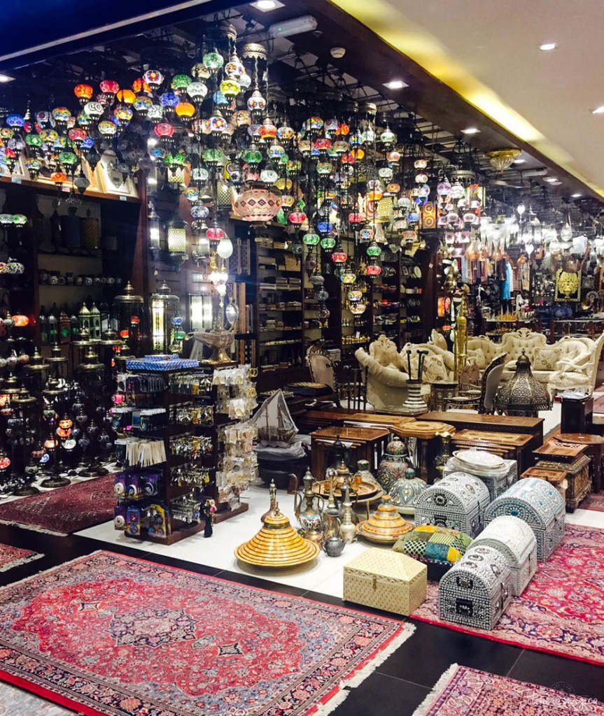 Au milieu des boutiques de grandes marques, un magasin traditionnel à l'Abu Dhabi Mall.