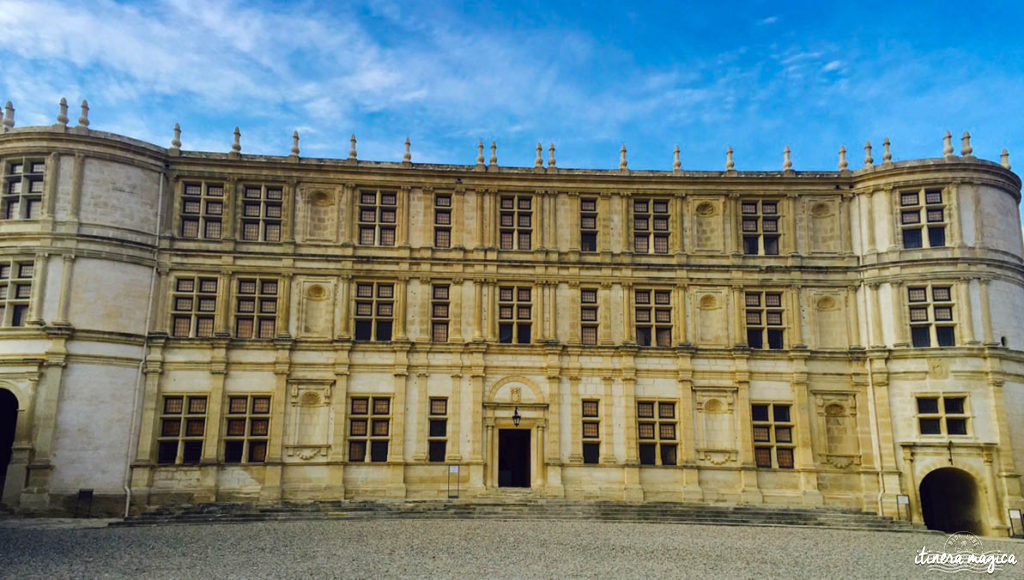 Que faire dans la Drôme? Visiter Grignan, le château de Suze-la-Rousse, la Garde Adhémar. Les châteaux de la Drôme provençale sont des secrets de Provence.