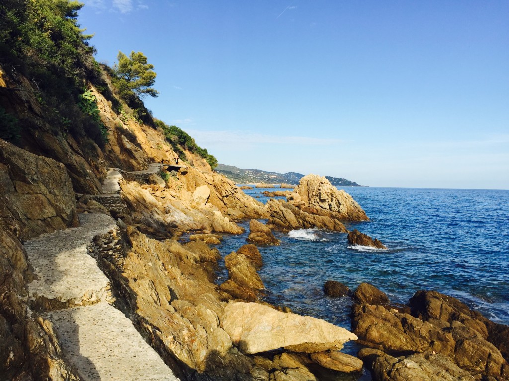 Le sentier du littoral, ce merveilleux chemin de randonnée qui ourle la côte d'Azur, passe bien sûr par Le Lavandou - ici, la portion qui mène du port à la plage Saint Clair.