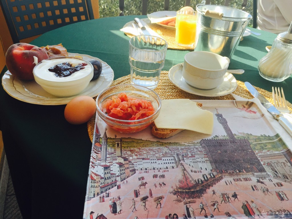 A la Pensione Bencista, où nous dormons je prends mon petit déjeuner sur un plateau représentant l’exécution publique de Savonarole, par un peintre anonyme du XVIe siècle. La tarte tatin tombe sur l’incendie. Etrange.