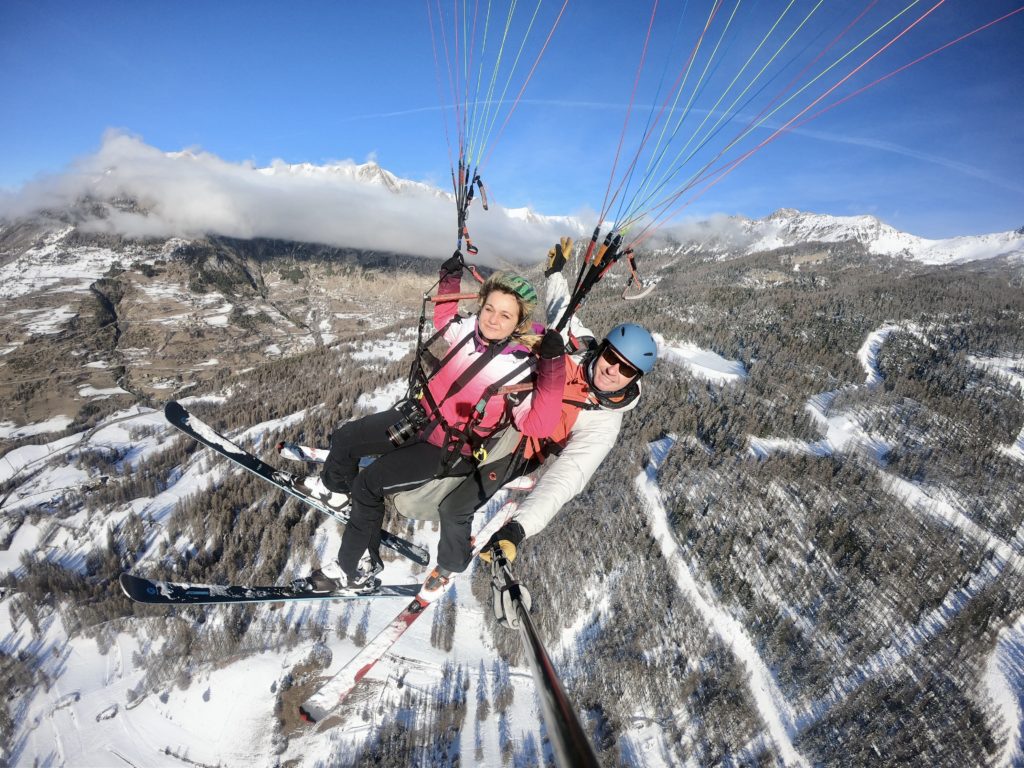 Ski et parapente au dessus du lac de Serre Ponçon aux Orres, Hautes Alpes