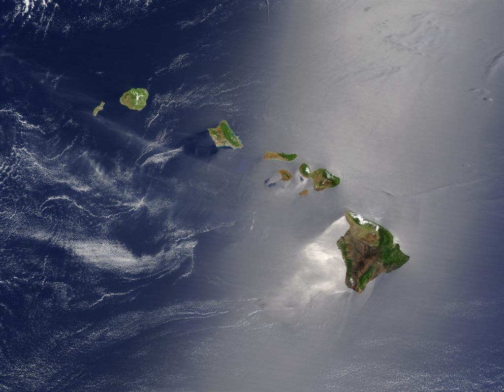 L'archipel hawaïen vu du ciel (NASA, Wikipedia Commons). De gauche à droite, des îles les plus anciennes aux plus récentes : Ni'ihau, Kauai, Molokai, Oahu, Maui, Hawaii. Le point chaud est sous Hawaii, la grande île, et glisse sans cesse vers l'Est.