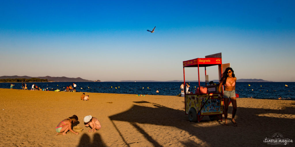 Quand la nuit tombe, Hyères est encore plus belle... Découvrez la ville du crépuscule à la nuit étoilée, dans les rues de la citadelle médiévale et au bord de l'eau.