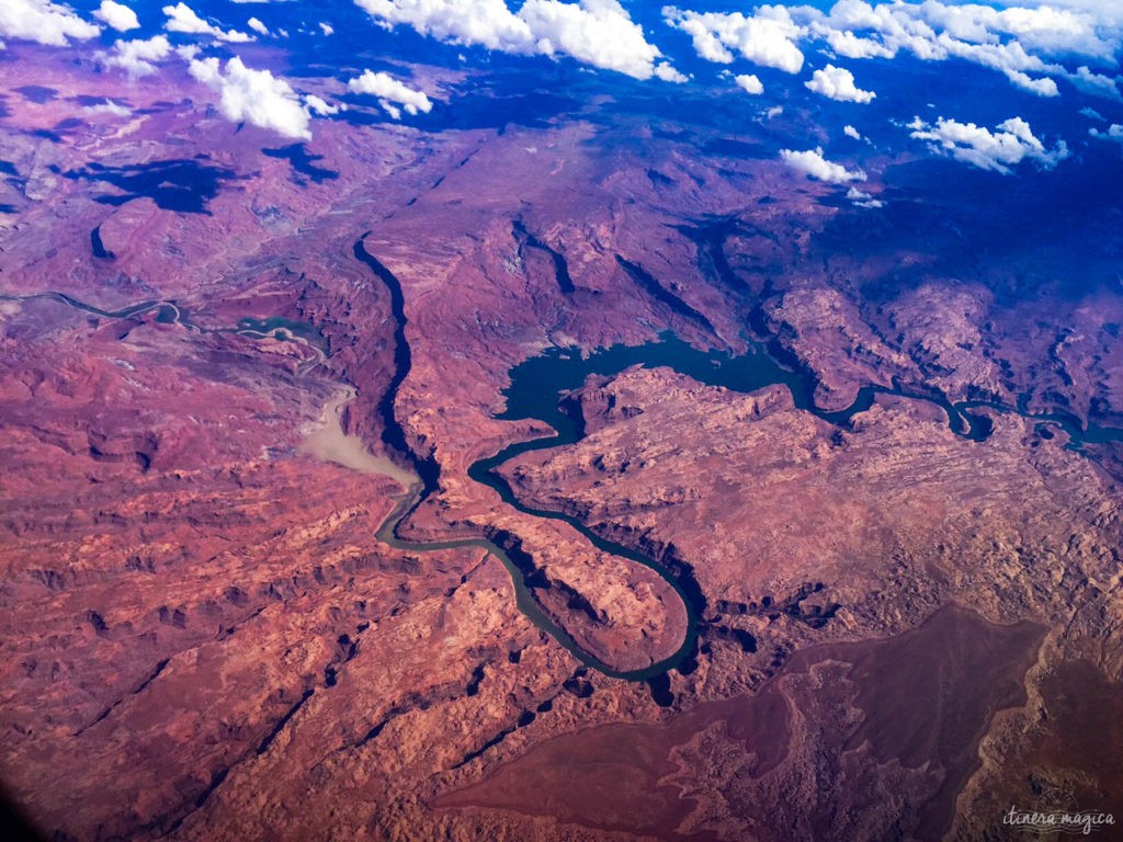 Horseshoe Bend, le plus beau méandre du Colorado, et les rives du Lac Powell regorgent de merveilles géologiques. Le road trip continue à Page, Arizona. Itinera Magica