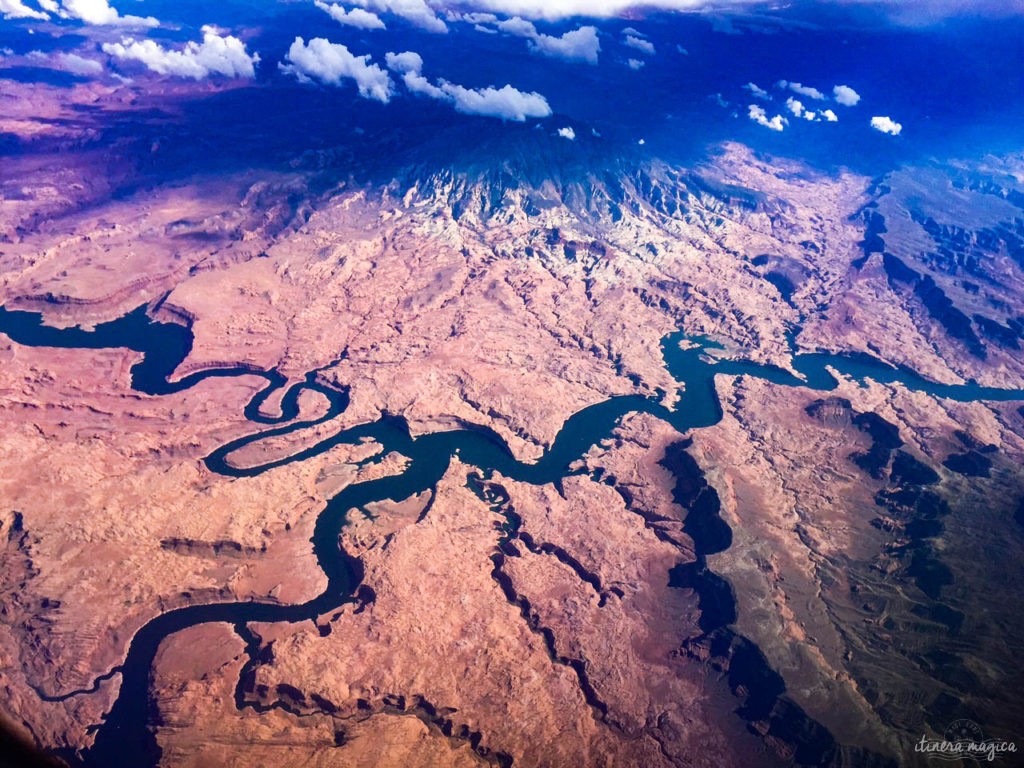 Saviez-vous que le Grand Canyon reste une énigme ? Que les scientifiques se demandent toujours comment est née cette gorge de tous les superlatifs ? Voyage à la découverte des secrets du Grand Canyon, histoires folles, photos à donner le vertige, astuces et itinéraires.
