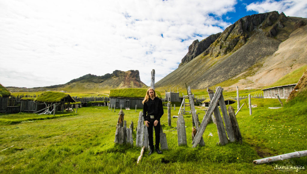 L’Islande est le pays des vikings. Partez sur les traces du peuple légendaire du nord, entre histoire et légende. Découvrez les lieux mythiques, l’exotique Viking Café, la forteresse Borgavirki, la péninsule de Snaefellsnes, et bien d’autres endroits magiques qui évoqueront l’héritage des vikings en Islande.