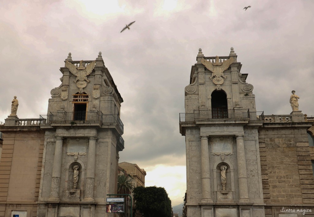 Die Porta Felice, das Tor zur Stadt, im Hafen Palermos.