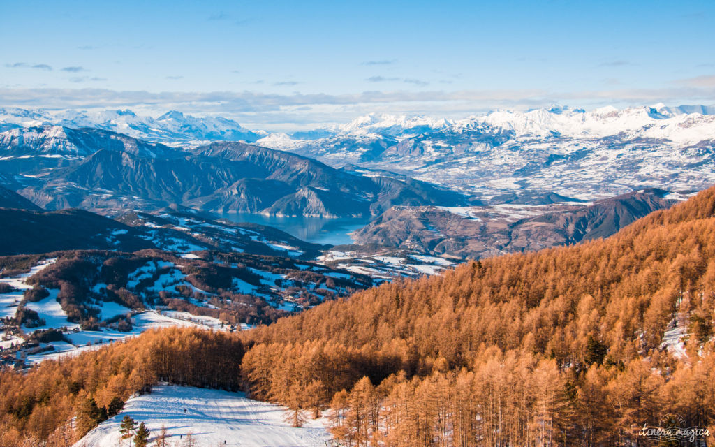 Skier dans les Alpes de Haute Provence : découvrez l'hiver dans la région de Blanche-Serre-Ponçon, avec activités outdoor et bonnes adresses. 