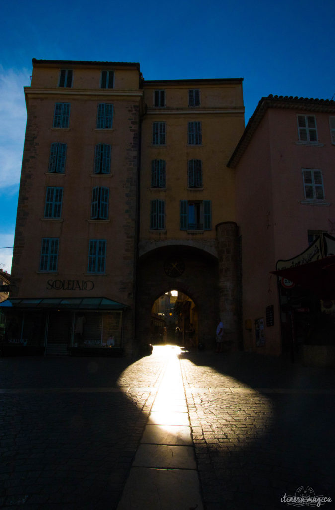 Quand la nuit tombe, Hyères est encore plus belle... Découvrez la ville du crépuscule à la nuit étoilée, dans les rues de la citadelle médiévale et au bord de l'eau.