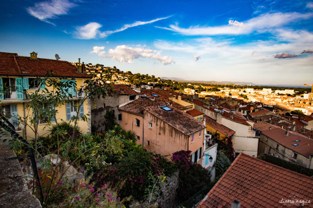 Quand la nuit tombe, Hyères est encore plus belle... Découvrez la ville du crépuscule à la nuit étoilée, dans les rues de la citadelle médiévale et au bord de l'eau.