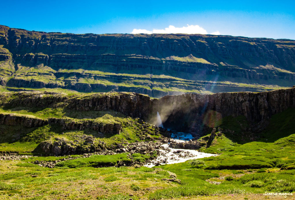 L'Islande est le pays des cascades. Découvrez les plus belles cascades d'Islande sur le blog de voyage Itinera Magica.