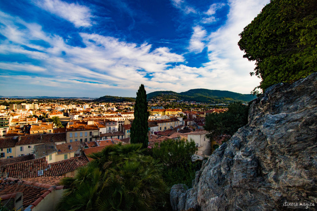 Quand la nuit tombe, Hyères est encore plus belle... Découvrez la ville du crépuscule à la nuit étoilée, dans les rues de la citadelle médiévale et au bord de l'eau.