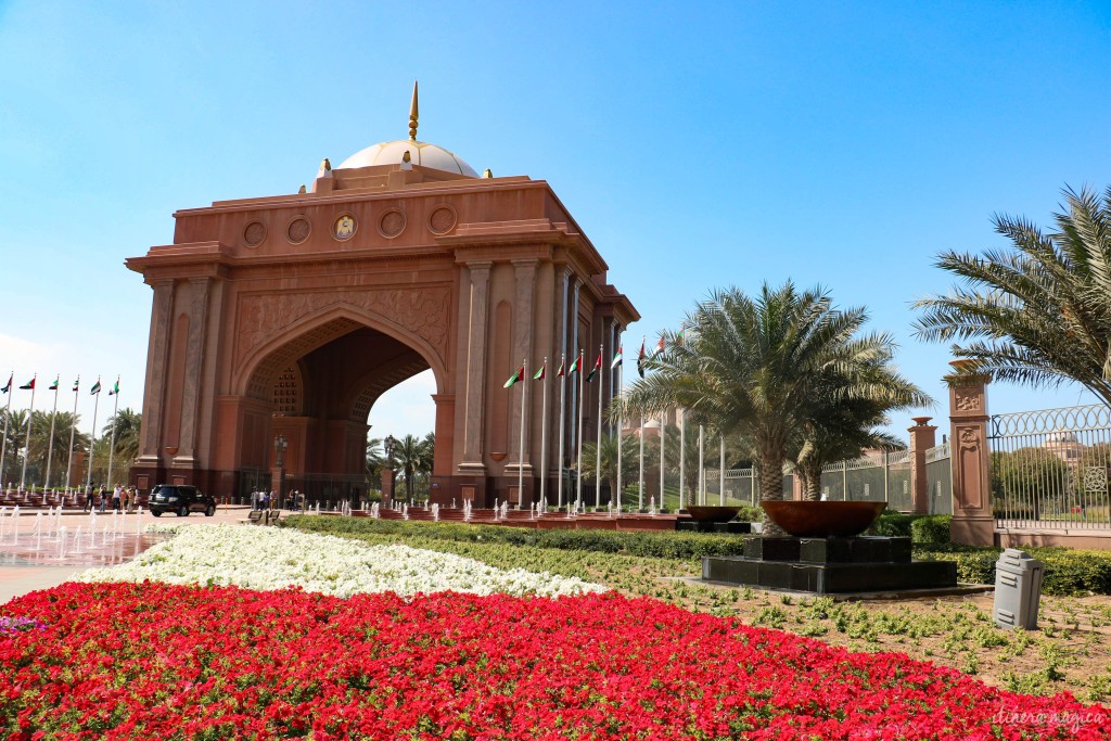 Parterre de fleurs devant l'Emirates Palace. Ses jardins sont remplis d'oiseaux. 