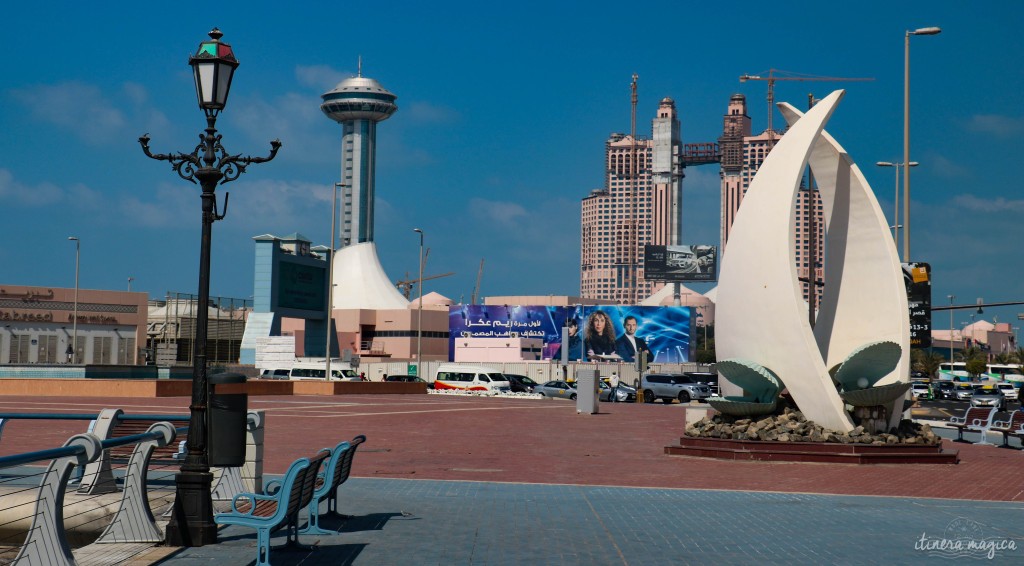 Marina Mall. La sculpture fait référence à la culture marine d'Abu Dhabi : la voile, et le coquillage contenant des perles.