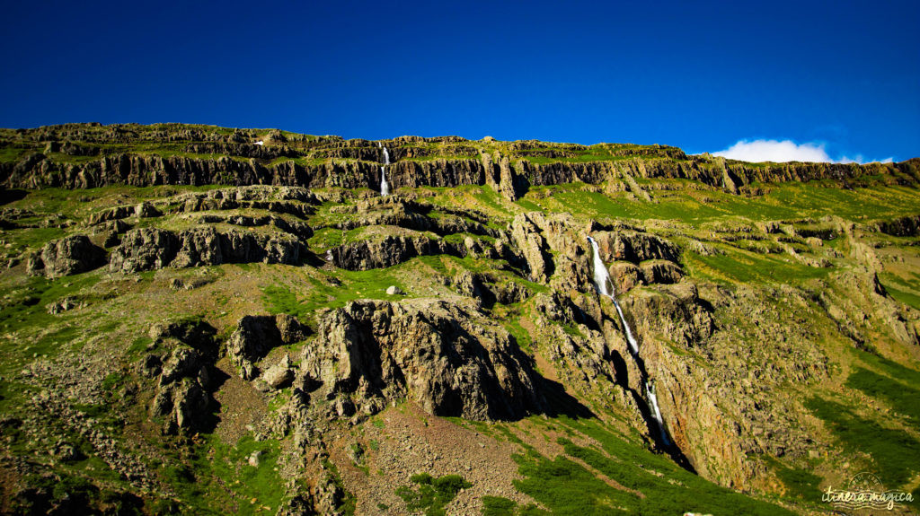 L'Islande est le pays des cascades. Découvrez les plus belles cascades d'Islande sur le blog de voyage Itinera Magica.