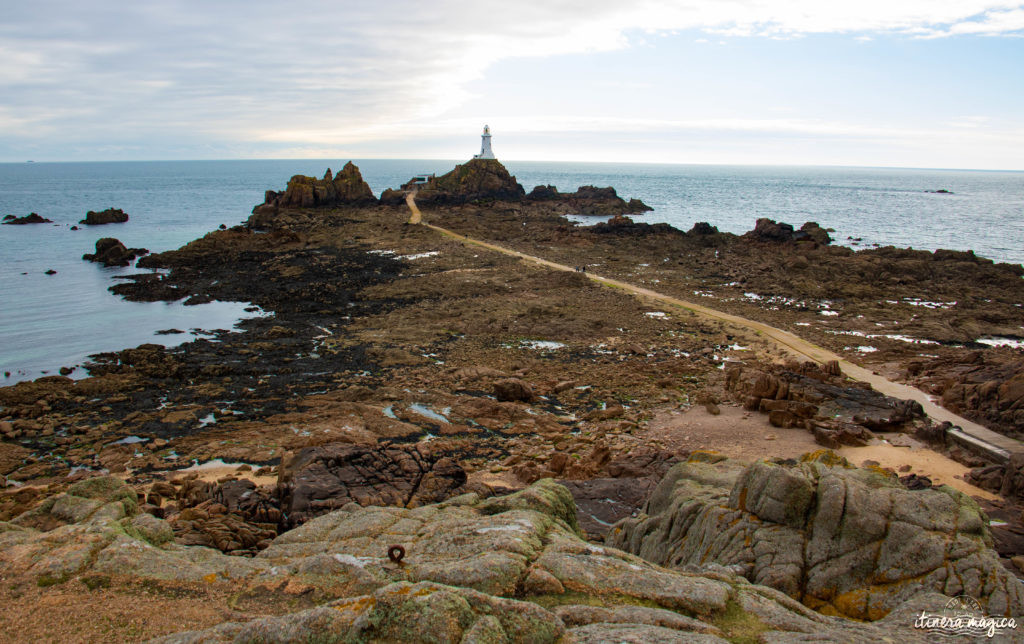 Tout recommencer à Jersey ? Virée insulaire sur les traces de Victor Hugo, dans la ravissante île anglo-normande fleurie.