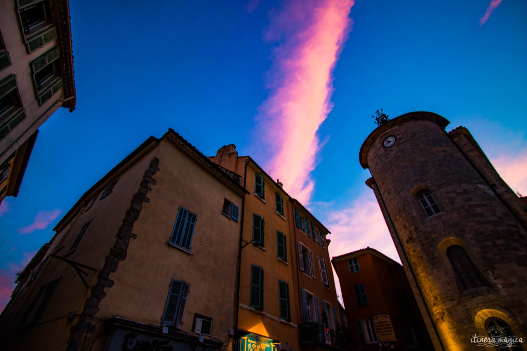 Quand la nuit tombe, Hyères est encore plus belle... Découvrez la ville du crépuscule à la nuit étoilée, dans les rues de la citadelle médiévale et au bord de l'eau.