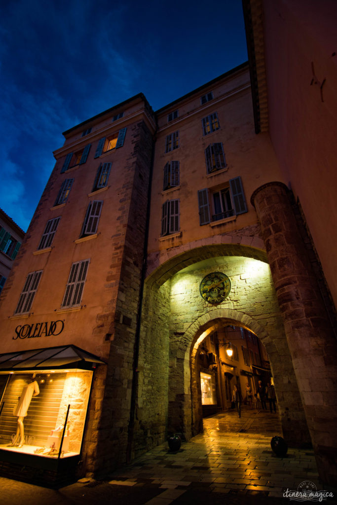 Quand la nuit tombe, Hyères est encore plus belle... Découvrez la ville du crépuscule à la nuit étoilée, dans les rues de la citadelle médiévale et au bord de l'eau.