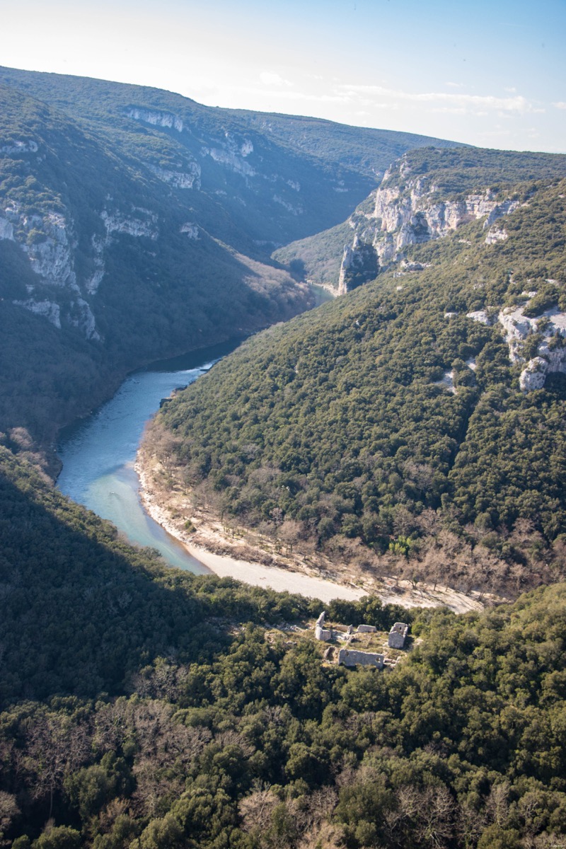 Ruines romantiques et gothiques en France : ici les gorges de l'Ardèche