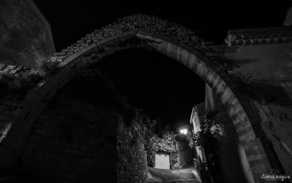 Quand la nuit tombe, Hyères est encore plus belle... Découvrez la ville du crépuscule à la nuit étoilée, dans les rues de la citadelle médiévale et au bord de l'eau.