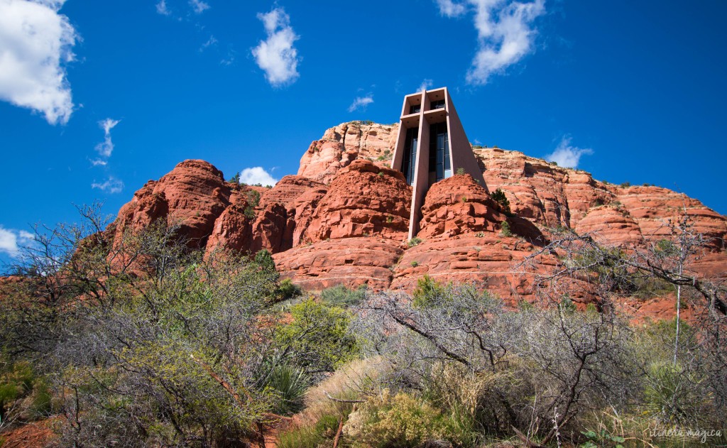 Surplombée par d’immenses rochers rouges, Sedona est un décor de western parfait. Mais au-delà de la beauté de ses paysages, Sedona cache un secret. Ici, des vortex d’énergie tourbillonnent, des ovnis clignotent dans le ciel, et on guette les extraterrestres. Découvrez les secrets de l’Arizona sur Itinera Magica. 