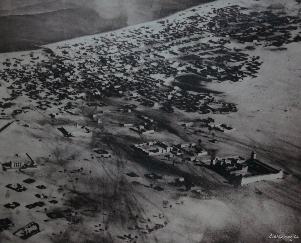 Abu Dhabi en 1960, un village posé sur, les sables - photo exposée à l'Heritage Village.