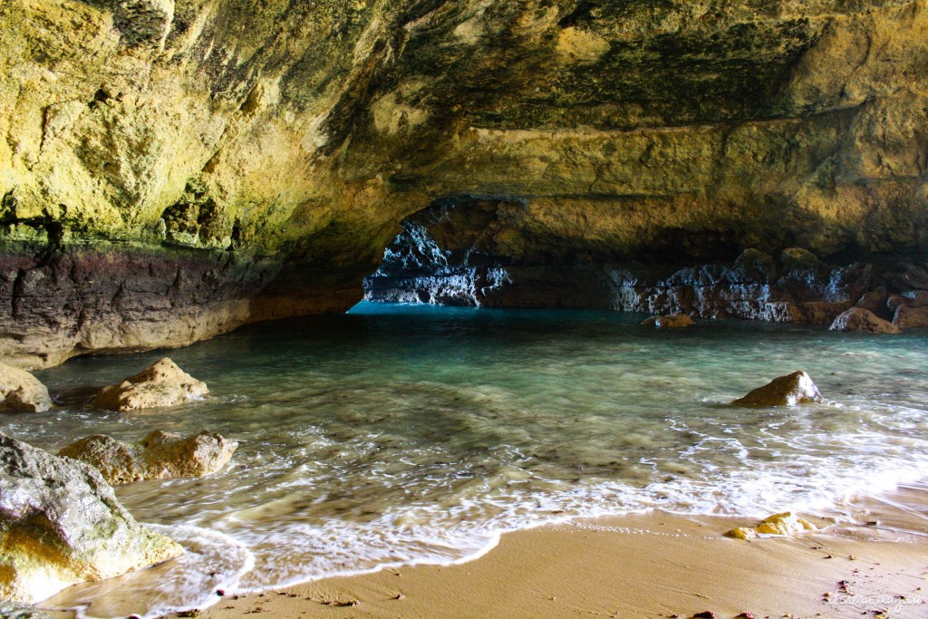 Eerie colours inside the cave. 