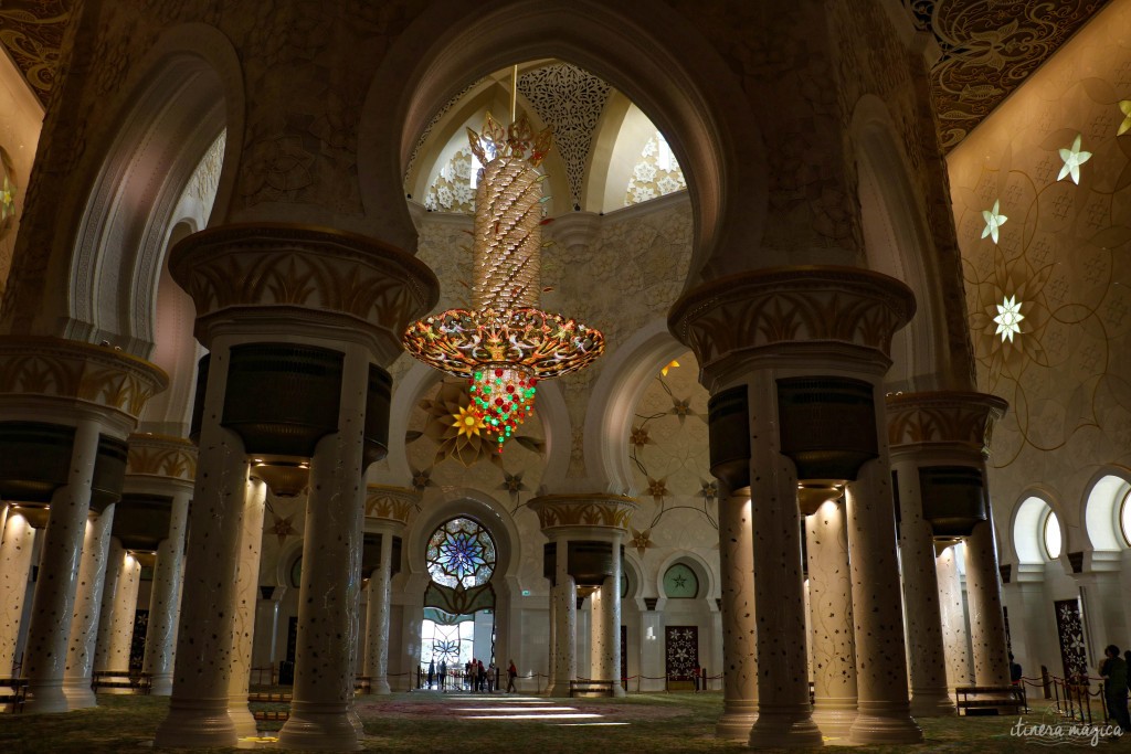 Lustre monumental, éclairé par des diodes multicolores.