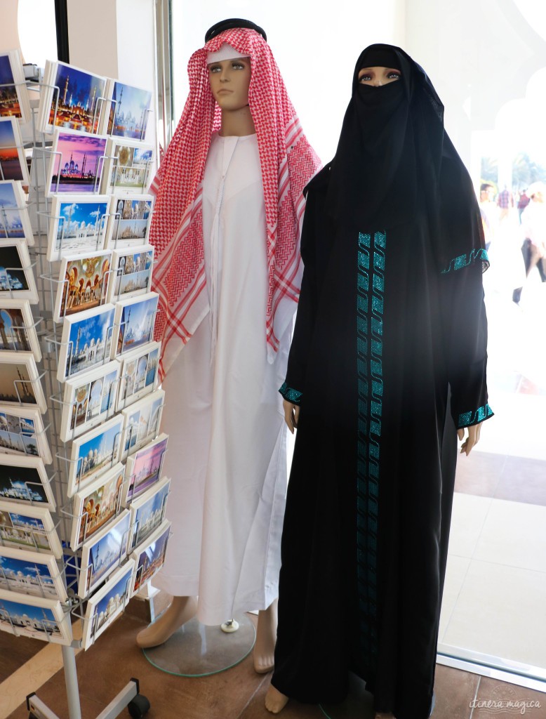 Mannequins portant la tenue traditionnelle. En réalité, toutes les Emiriennes que je vois ont le visage découvert : l'abaya couvre seulement leurs cheveux.